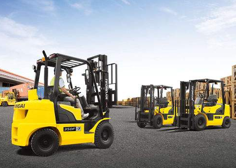 叉車租賃公司告訴你電動叉車與電瓶叉車有區別有哪些